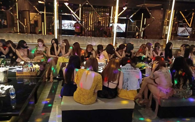 Phát hiện nữ tiếp viên mới chỉ 13 tuổi trong tụ điểm ăn chơi nổi tiếng Sài Gòn Ảnh 2