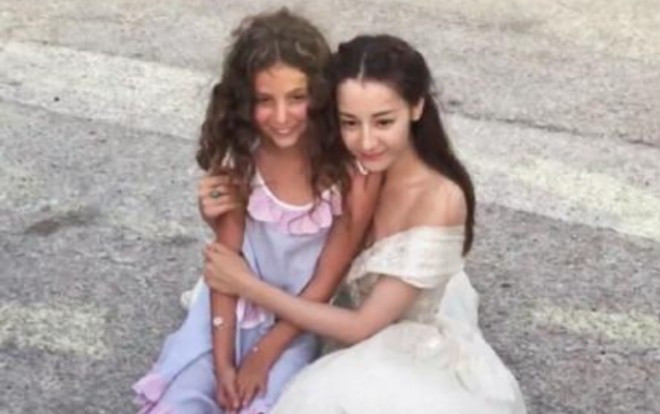 Địch Lệ Nhiệt Ba mặc váy cưới trắng xinh xắn, ảnh không qua chỉnh sửa nhận cơn mưa lời khen của dân mạng Ảnh 2