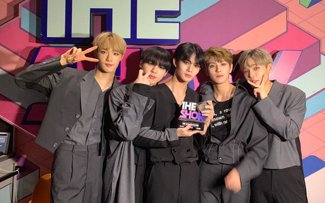 CIX - tân binh có cựu thành viên Wanna One giành cúp chiến thắng đầu tiên cho 'Movie Star' chỉ sau… 7 ngày debut Ảnh 2