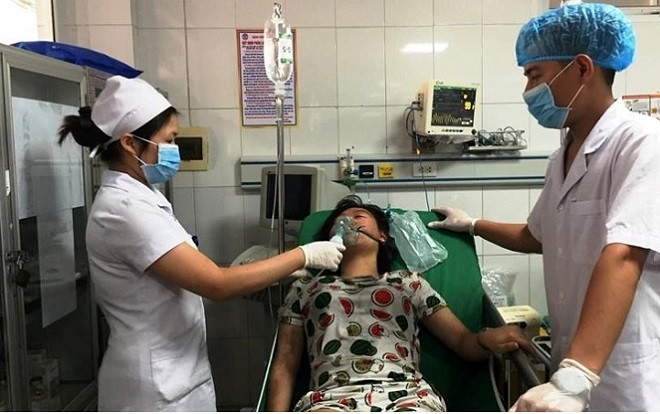 Đang xem tivi trong nhà, 5 người bị kẻ lạ mặt tạt xăng rồi châm lửa đốt Ảnh 2