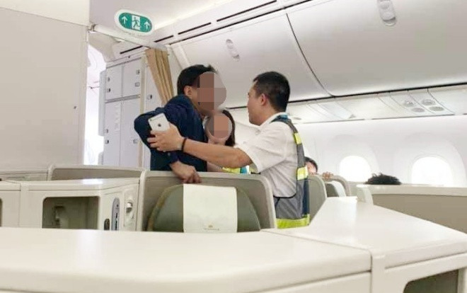 Đại gia bất động sản bị tố sàm sỡ cô gái trên chuyến bay Vietnam Airlines chưa lên lên Cảng vụ hàng không làm việc Ảnh 2