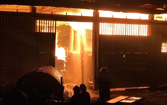 Bà chủ khóc ngất phải nhập viện vì kho gỗ quý 150 tấn cháy ngùn ngụt trong đêm Ảnh 2