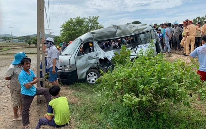 Tai nạn ở Bình Thuận: Tàu hỏa tông xe 16 chỗ, 3 người tử vong, 1 người bị thương Ảnh 2