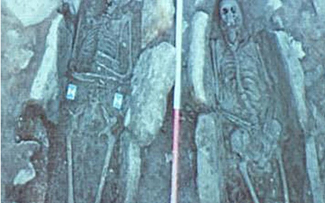 Bí ẩn hàng chục bộ xương trong quan tài đá nằm sâu dưới sân trường đại học Ảnh 2