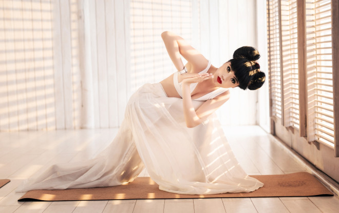 Jessica Minh Anh bẻ người tạo dáng, thần thái siêu mẫu toát ra chất ngất Ảnh 2