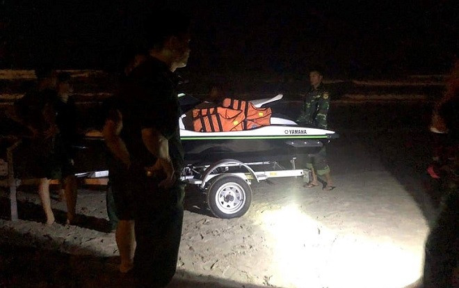 Đà Nẵng: 6 học sinh tắm biển, 2 em bị sóng cuốn mất tích Ảnh 2