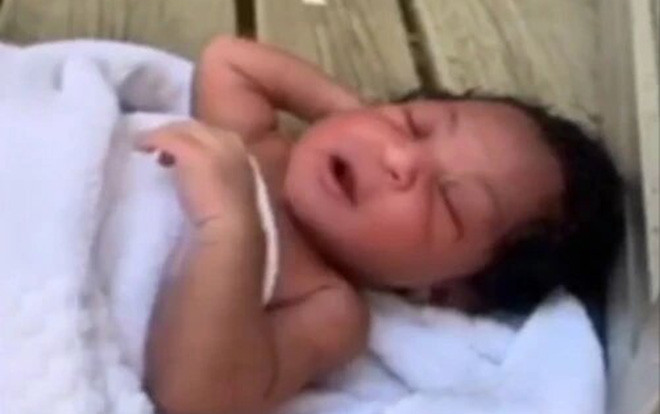 Chào đời được vài tiếng, bé gái sơ sinh bị bỏ rơi giữa trời nắng nóng 33°C Ảnh 2