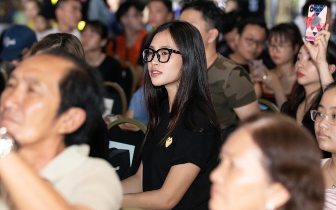 Đau mắt không thể make-up, Tiểu Vy vẫn sáng ngời với mặt mộc không tì vết khi đi xem thi hoa hậu Ảnh 2