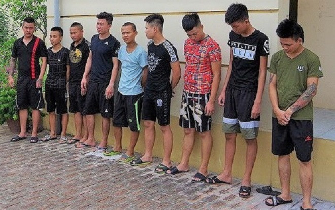 Bạn gái bị trêu ghẹo, nam thanh niên rủ 11 người mang 'hàng nóng' đi xử lý Ảnh 2