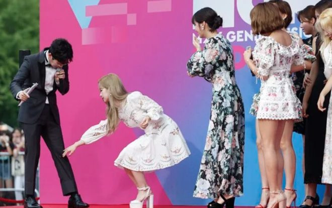 Thảm đỏ MGMA 2019: Dahyun (TWICE) 'tay không bắt bọ' trên đầu gối rapper DinDin Ảnh 2