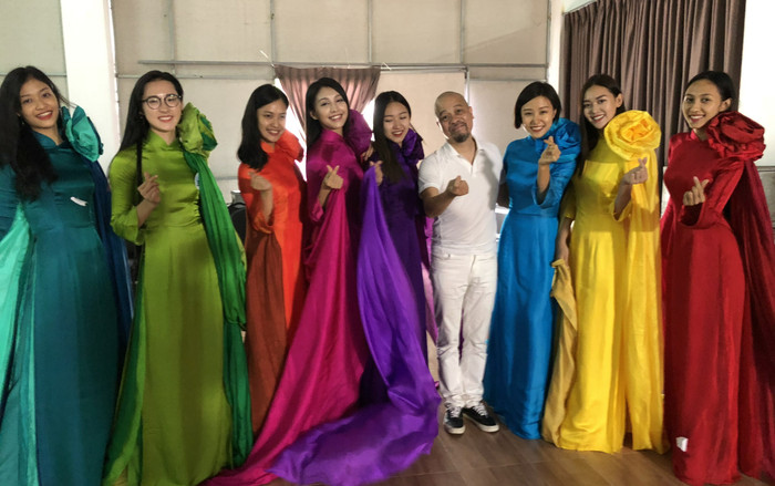 NTK Đức Hùng đem 'Tiên Sa' mê hoặc khán giả chung kết Miss World 2019 Ảnh 2