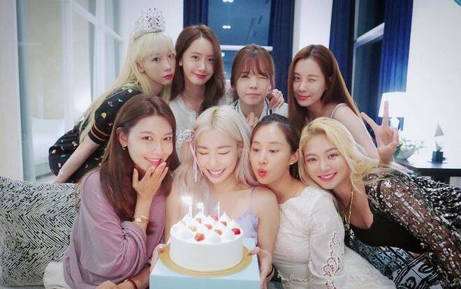 Bức ảnh đẹp nhất ngày đối với SONE: 8 mảnh SNSD quây quần bên nhau mừng sinh nhật Tiffany Ảnh 2