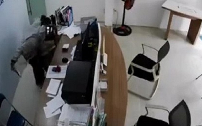 Bắt giữ tên cướp kề dao vào cổ nữ nhân viên cửa hàng sim thẻ ở Sài Gòn Ảnh 2