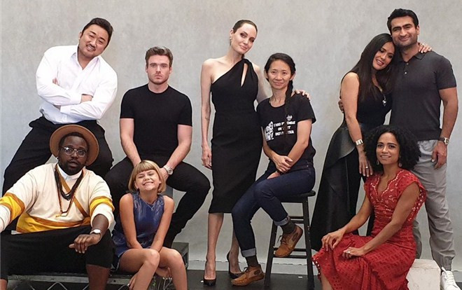 Ma Dong Seok chia sẻ hình ảnh chụp chung với Angelina Jolie, thông báo bom tấn 'The Eternals' của Marvel khởi quay Ảnh 2