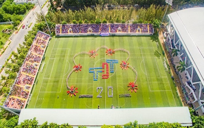 Cận cảnh SVĐ đạt chuẩn quốc tế của trường ĐH Tôn Đức Thắng, địa điểm 'hót hòn họt' vừa được HLV Park Hang Seo ghé thăm Ảnh 2