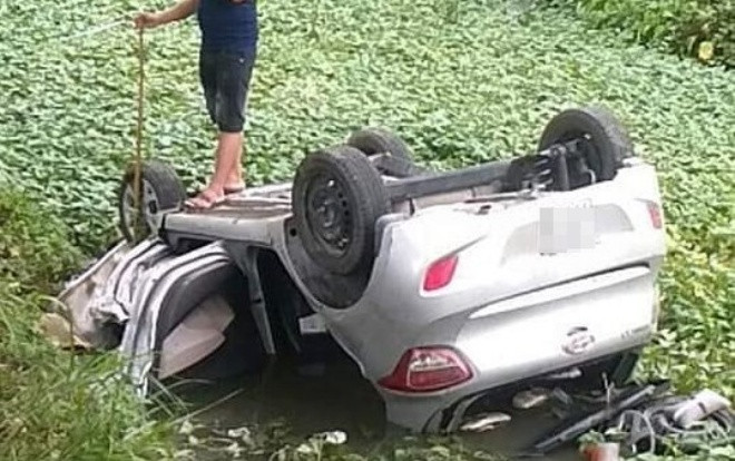 Phát hiện tài xế taxi tử vong trong xe ô tô lật ngửa dưới mương nước Ảnh 2
