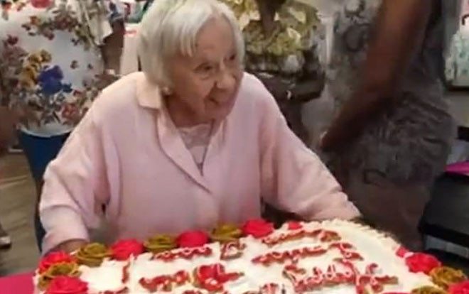Cụ bà đón sinh nhật thứ 107 chia sẻ bí quyết sống thọ: 'Hãy sống như tôi, đừng lấy chồng' Ảnh 2