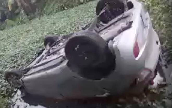 Phát hiện nam thanh niên tử vong trong xe taxi lật ngửa dưới ao, tài xế gọi người dân cứu giúp nhưng không một ai tỏ vẻ quan tâm Ảnh 2