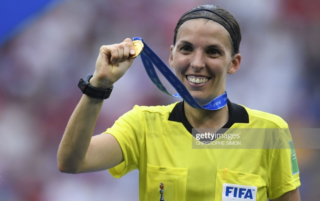 Nữ trọng tài bắt trận siêu cúp châu Âu: Bỏ đá bóng từ năm 18 tuổi, đi vào lịch sử Ảnh 2