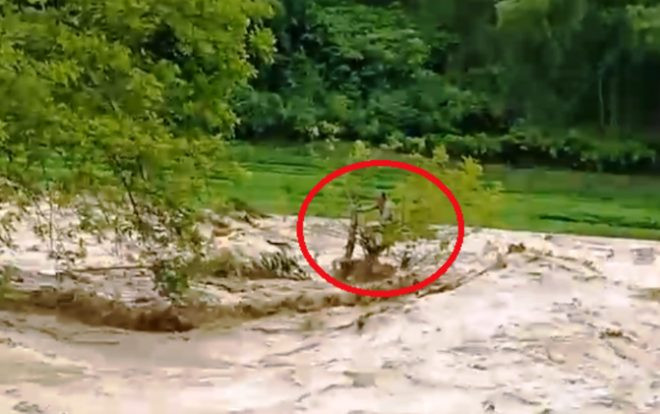 Lũ ống ập đến bất ngờ ở Thanh Hoá, 13 người mất tích, 1 người mắc kẹt giữa dòng suối dữ Ảnh 2