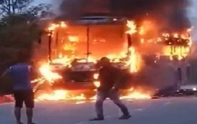 Xe giường nằm chạy tuyến Tây Nguyên bất ngờ bốc cháy dữ dội, hàng chục hành khách hoảng loạn tháo chạy Ảnh 2