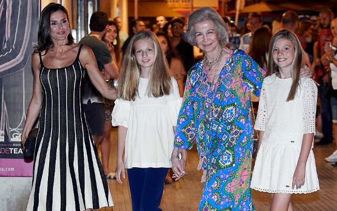 Hoàng hậu Tây Ban Nha mặc đầm hai dây quyến rũ khi đi cùng Nữ hoàng và con gái Ảnh 2