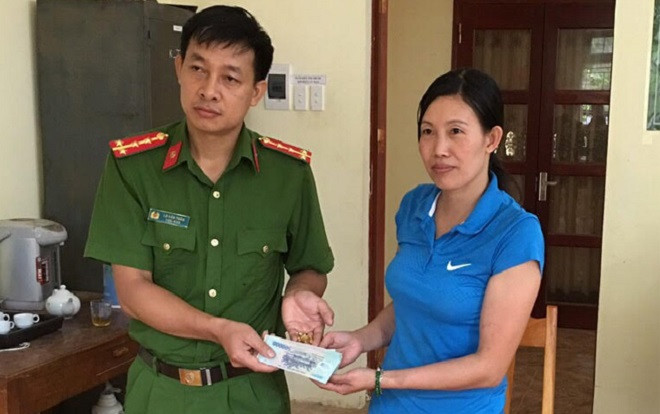 Nhặt được số tiền và vàng giá trị lớn, Đại úy Công an trao trả cho người bị mất Ảnh 2