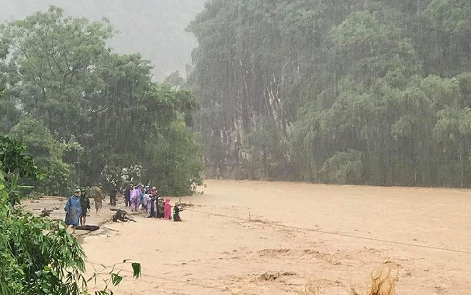 Giúp người dân tránh lũ, trưởng công an xã bị đất vùi tử vong Ảnh 2