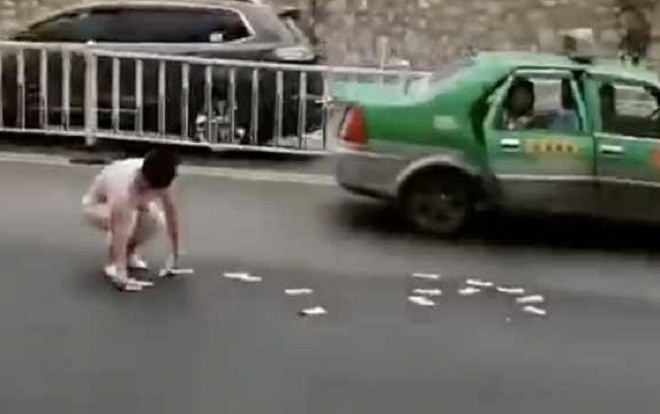 Thấy tiền bay loạn xạ trên đường, người dân có hành động kinh ngạc này Ảnh 2