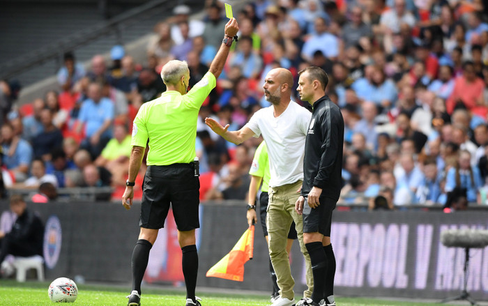 Nổi cáu với trọng tài, HLV Pep Guardiola bất ngờ đi vào lịch sử bóng đá Anh Ảnh 2