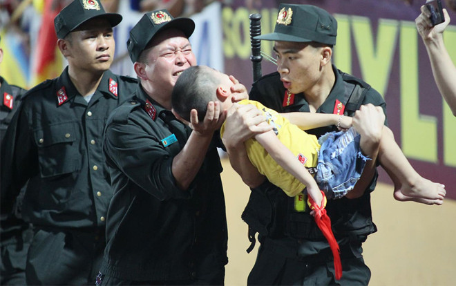 Chiến sĩ cảnh sát đút tay vào miệng để em bé cắn khi trẻ lên cơn co giật: Giới y khoa lên tiếng Ảnh 2