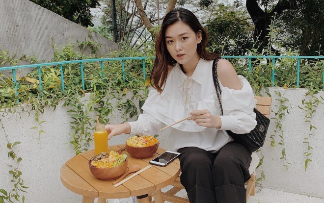 Thời trang ngày thường nhưng không hề tầm thường của Á hậu Tường San Ảnh 2