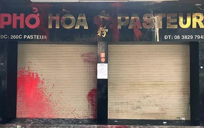 Bắt khẩn cấp 5 nghi phạm tạt sơn và ném chất bẩn vào quán phở Hòa Pasteur Ảnh 2