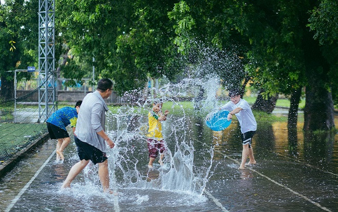 Mưa bão Hà Nội khiến bạn chán ngấy, hãy chiêm ngưỡng ngay những hình ảnh 'lầy lội' này của nhóm nam sinh Học viện Nông Nghiệp Ảnh 2