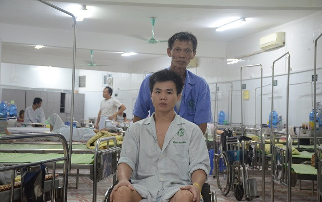 Nỗi đau người đàn ông có vợ bị ung thư máu, con trai gặp nạn nằm liệt một chỗ phải xin cơm từ thiện qua ngày Ảnh 2