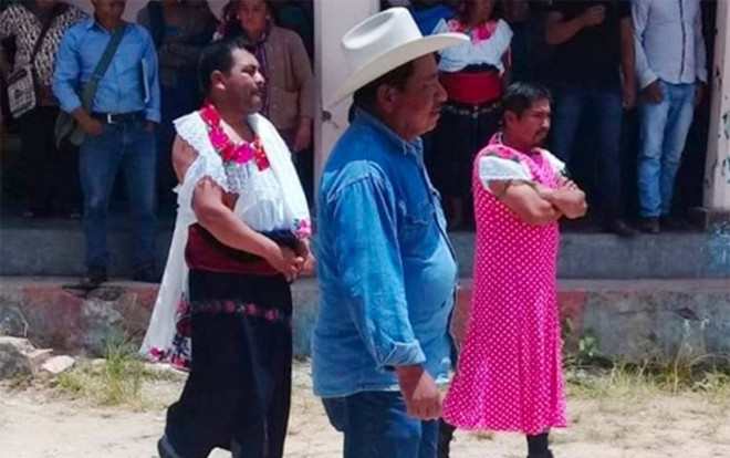 Thất hứa với cử tri, thị trưởng bị bắt mặc váy diễu phố suốt 4 ngày liền Ảnh 2