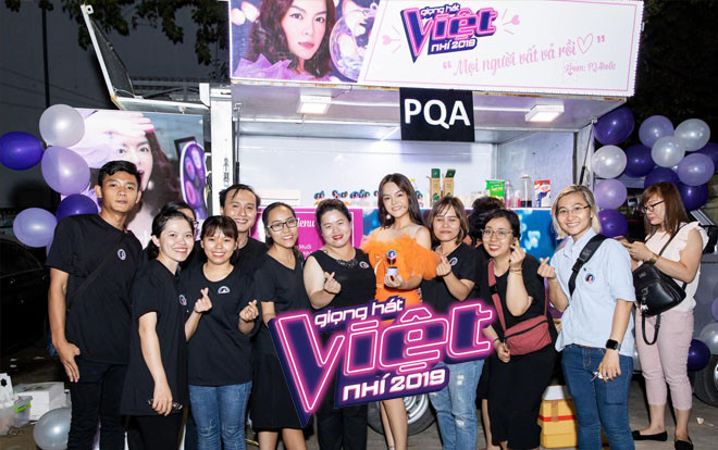 Phạm Quỳnh Anh mang cả xe bánh ngọt chiêu đãi học trò và ê-kíp The Voice Kids, tự hào vì fan quá tâm lý! Ảnh 2