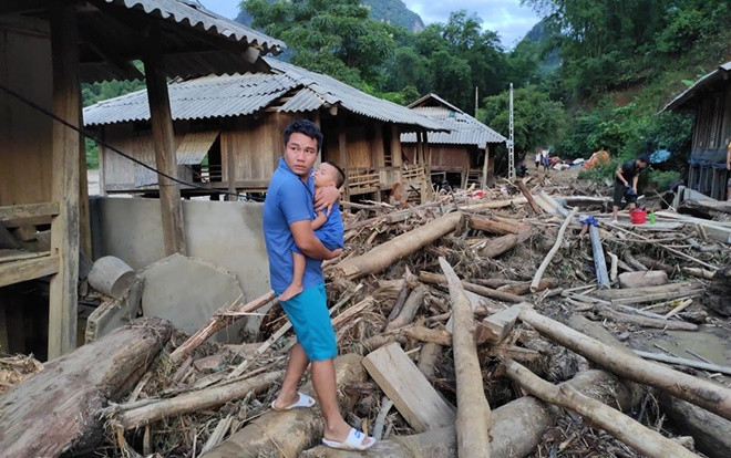 Mưa lũ kinh hoàng tại bản Sa Ná: Bốn thành viên trong gia đình bị nước cuốn trôi, hai đứa trẻ may mắn được cứu sống như một kì tích Ảnh 2