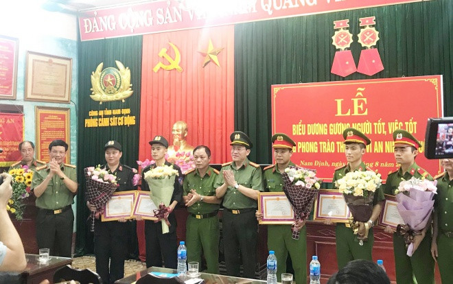 Tuyên dương CSCĐ nén đau cùng đồng đội cứu sống bé trai bị co giật khi ngồi trên khán đài ở sân Thiên Trường Ảnh 2