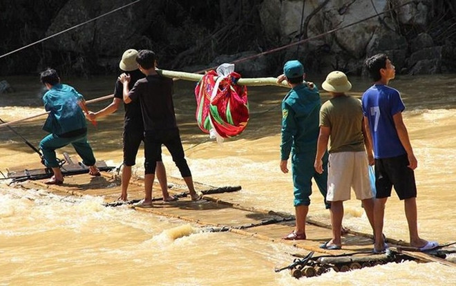 Tìm thấy thi thể bé trai 10 tuổi trong gia đình 6 người mất tích mất tích sau trận mưa lũ kinh hoàng ở Sa Ná - Thanh Hóa Ảnh 2