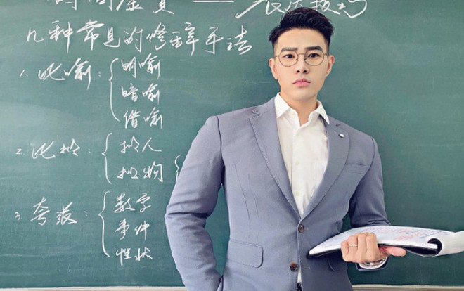 Thầy giáo điển trai khiến dân tình điên đảo, giảng bài mà cứ ngỡ như đang đóng phim thanh xuân vườn trường Ảnh 2