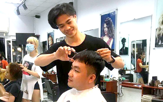 Vừa kiến tạo trên đất Bỉ, Công Phượng lại hóa thân thành ông thợ cắt tóc Ảnh 2