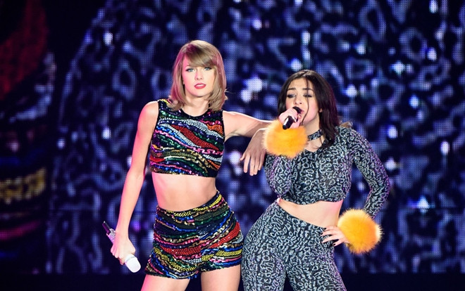 Điều gì đã khiến Charli XCX gọi các fan của Taylor Swift là những đứa trẻ 5 tuổi? Ảnh 2