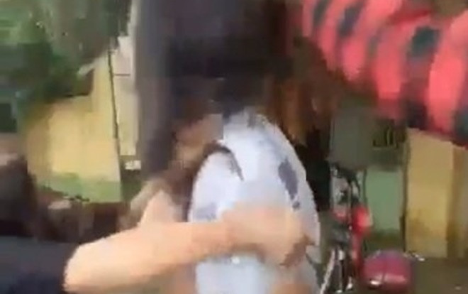 Nữ sinh lớp 8 bị nhóm bạn cùng trường đánh đập dã man rồi quay clip tung lên mạng Ảnh 2