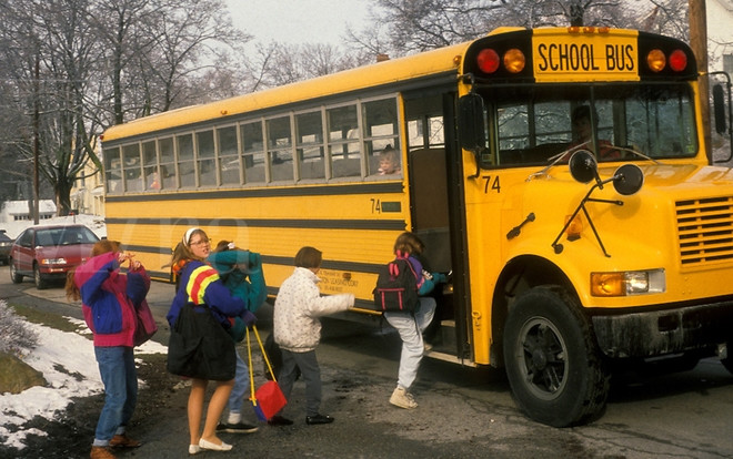 Các nước ngăn học sinh bị bỏ quên trên xe đưa đón: Cài báo động, lắp thiết bị 'phát hiện trẻ ngủ quên' Ảnh 2