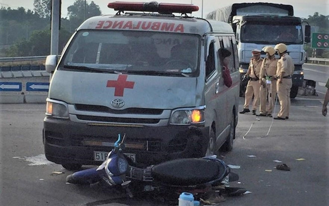 Xe cứu thương chở quan tài đâm xe máy, 2 người nguy kịch Ảnh 2