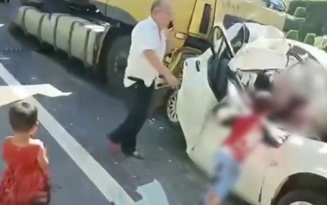 Bố mẹ qua đời trong vụ tai nạn xe hơi, cách cậu bé 6 tuổi an ủi em gái khiến ai cũng nhói lòng Ảnh 2