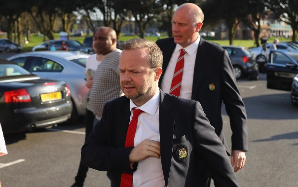Fan M.U đốt áo tẩy chay Ed Woodward vì biến đội bóng thành trò cười Ảnh 2