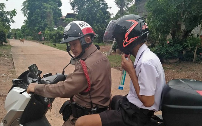 Nằm ỳ trên giường không chịu dậy, nam sinh bị bà gọi cảnh sát tống đến trường Ảnh 2