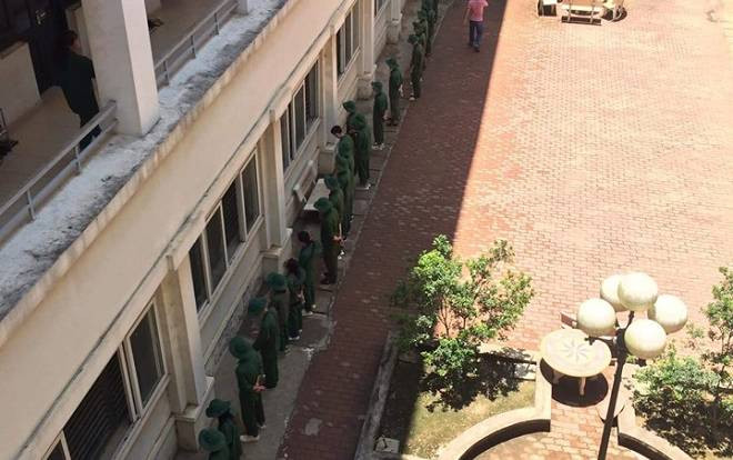 Khoảnh khắc học quân sự bị phạt 'chào tường' giữa trưa nắng khiến dân tình xốn xang: 'Thế mới có nhiều kỉ niệm để nhớ' Ảnh 2